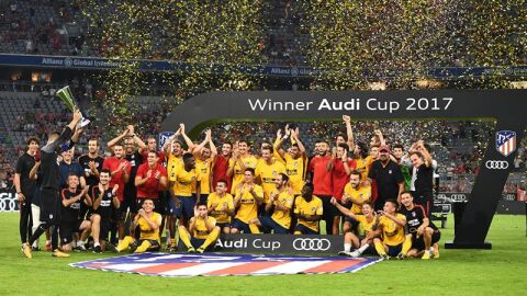 Moy&aacute; levanta la Audi Cup en el Allianz Arena.