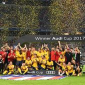 Moyá levanta la Audi Cup en el Allianz Arena.