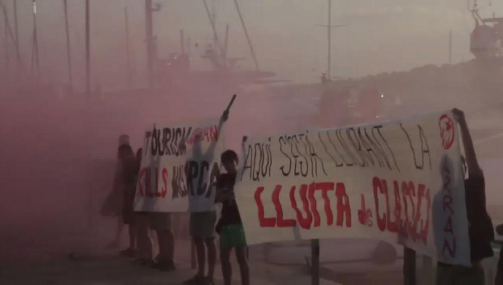 Arran ataca a un restaurante en Palma continuando con sus protestas 