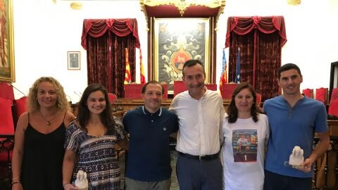 Mar&iacute;a Victoria Serrano y Manuel S&aacute;nchez, en la recepci&oacute;n en el ayuntamiento de Elche