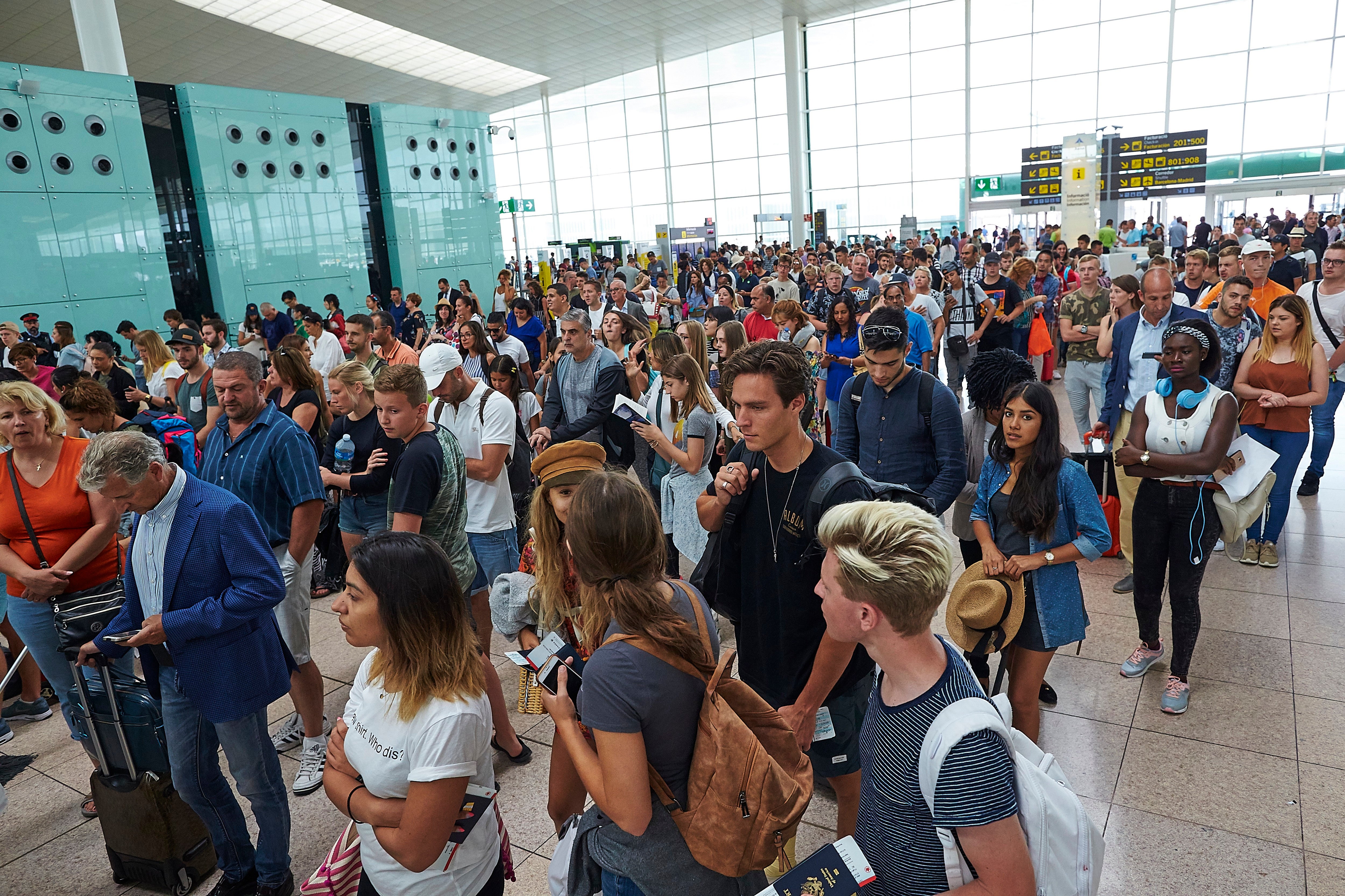 Aena amenaza con sanciones de 300.000 euros por las colas de pasajeros en el aeropuerto de El Prat Aena amenaza con sanciones de 300.000 euros por las colas de pasajeros en el aeropuerto de El Prat
