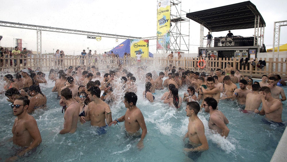 Fiesta en la piscina del Arenal Sound 