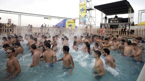 Fiesta en la piscina del Arenal Sound 