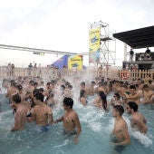 Fiesta en la piscina del Arenal Sound 