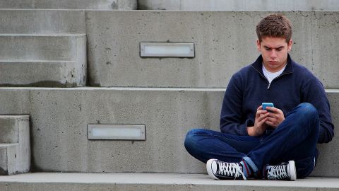 Chico con el m&oacute;vil