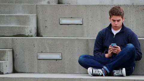 Chico con el móvil Chico con el móvil