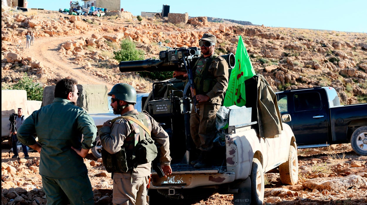 Un convoy con miles de yihadistas y civiles procedente del Líbano cruza a Siria Un convoy con miles de yihadistas y civiles procedente del Líbano cruza a Siria