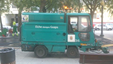 Veh&iacute;culo de Urbaser limpiando en un parque de Elche