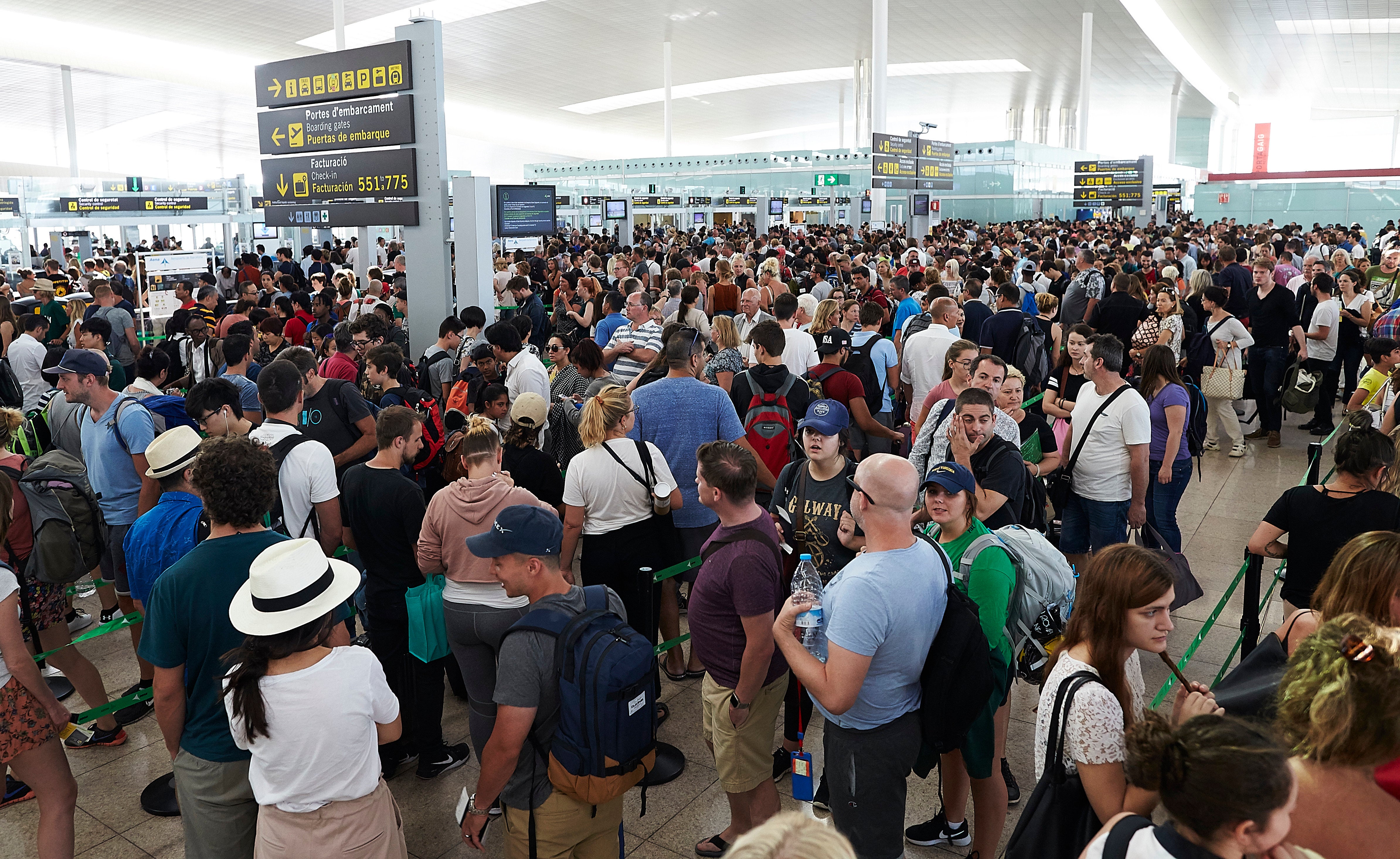 Aena reúne este domingo a Eulen y al comité para evitar nuevas huelgas en El Prat Aena reúne este domingo a Eulen y al comité para evitar nuevas huelgas en El Prat