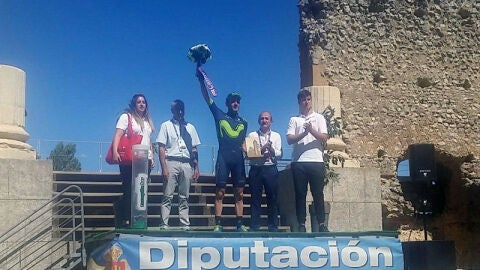 Carlos Barbero celebrando su victoria en la cuarta etapa de la Vuelta a Burgos