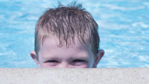 Niño en una piscina