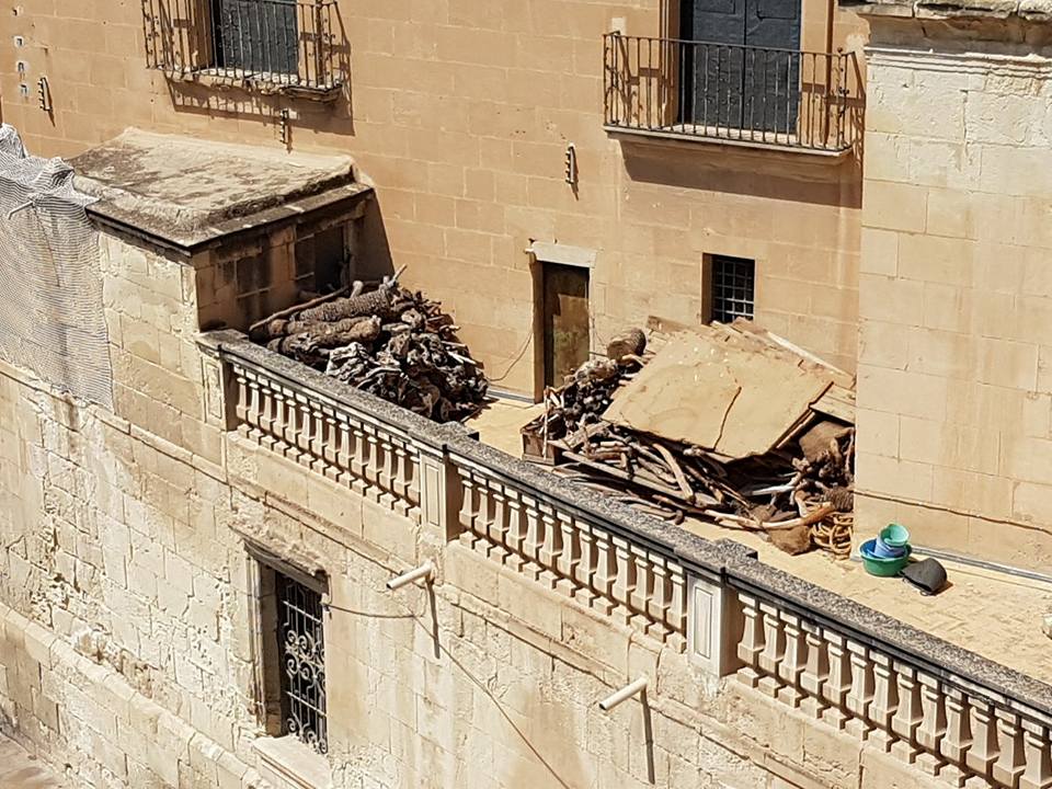 Ágora d’Elx traslada a Cultura la acumulación de leña en la basílica de Santa María Ágora d’Elx traslada a Cultura la acumulación de leña en la basílica de Santa María