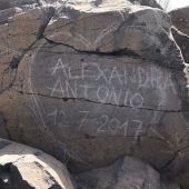 Graban un corazón con nombres en un yacimiento prehispánico de Gran Canaria