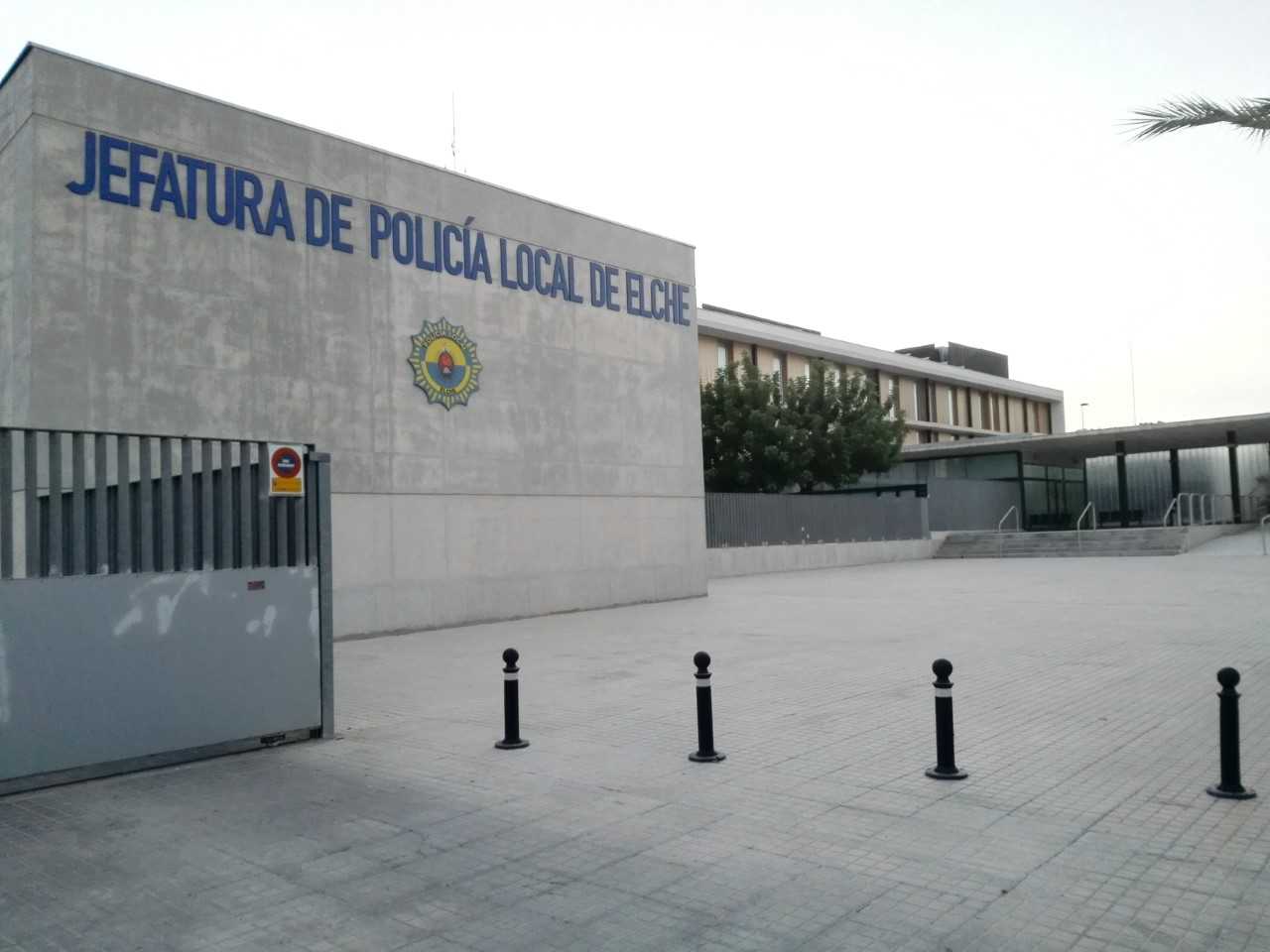 La Policía Local de Elche detiene a dos jóvenes tras agredir a los agentes La Policía Local de Elche detiene a dos jóvenes tras agredir a los agentes