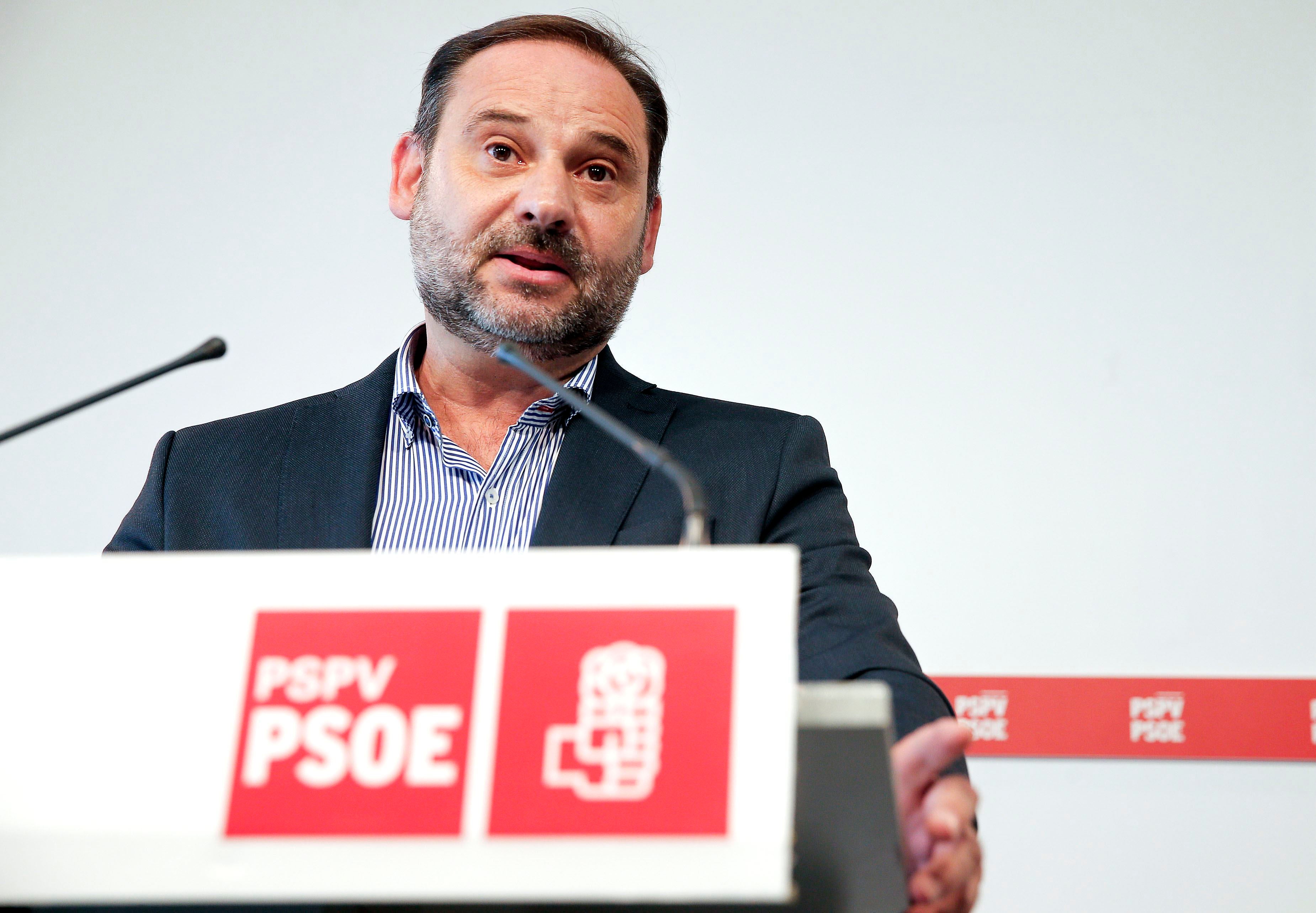 El PSOE rechaza el laudo y acusa al Gobierno de "criminalizar" a los trabajadores El PSOE rechaza el laudo y acusa al Gobierno de "criminalizar" a los trabajadores