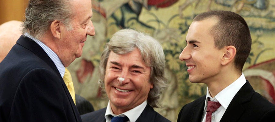 Jorge Lorenzo y Ángel Nieto saludan al Rey Juan Carlos I Jorge Lorenzo y Ángel Nieto saludan al Rey Juan Carlos I