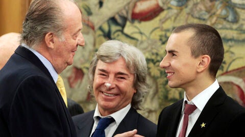 Jorge Lorenzo y &Aacute;ngel Nieto saludan al Rey Juan Carlos I
