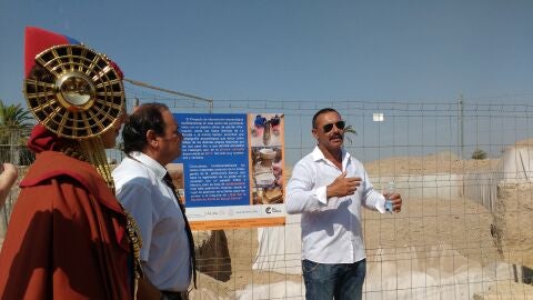 Alejandro Ramos, director de la Fundaci&oacute;n La Alcudia, explica la excavaci&oacute;n en el lugar donde se encontr&oacute; la Dama de Elche en 1987