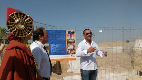 Alejandro Ramos, director de la Fundación La Alcudia, explica la excavación en el lugar donde se encontró la Dama de Elche en 1987 Alejandro Ramos, director de la Fundación La Alcudia, explica la excavación en el lugar donde se encontró la Dama de Elche en 1987