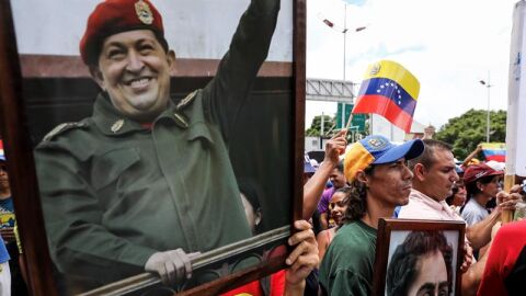 Chavistas participan en una manifestaci&oacute;n con un cuadro del fallecido presidente Hugo Ch&aacute;vez