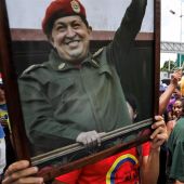 Chavistas participan en una manifestación con un cuadro del fallecido presidente Hugo Chávez