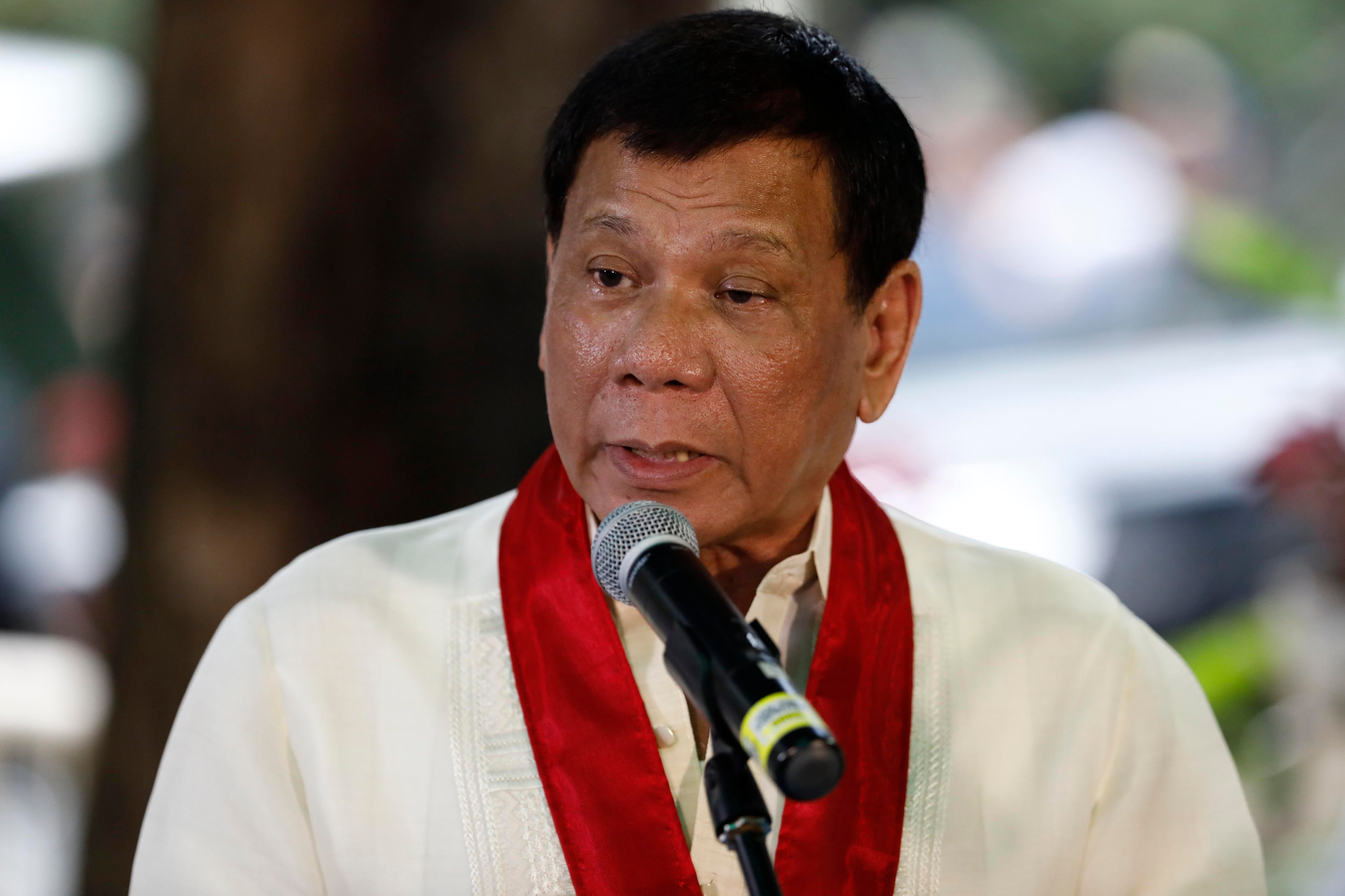 Duterte pide a la Policía matar a los "idiotas" que se resistan al arresto Duterte pide a la Policía matar a los "idiotas" que se resistan al arresto