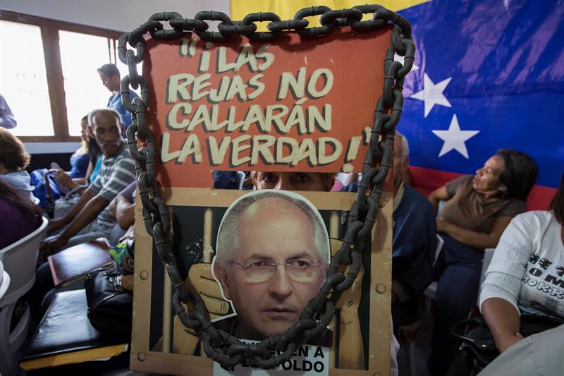El opositor venezolano Antonio Ledezma regresa al arresto domiciliario en Caracas El opositor venezolano Antonio Ledezma regresa al arresto domiciliario en Caracas