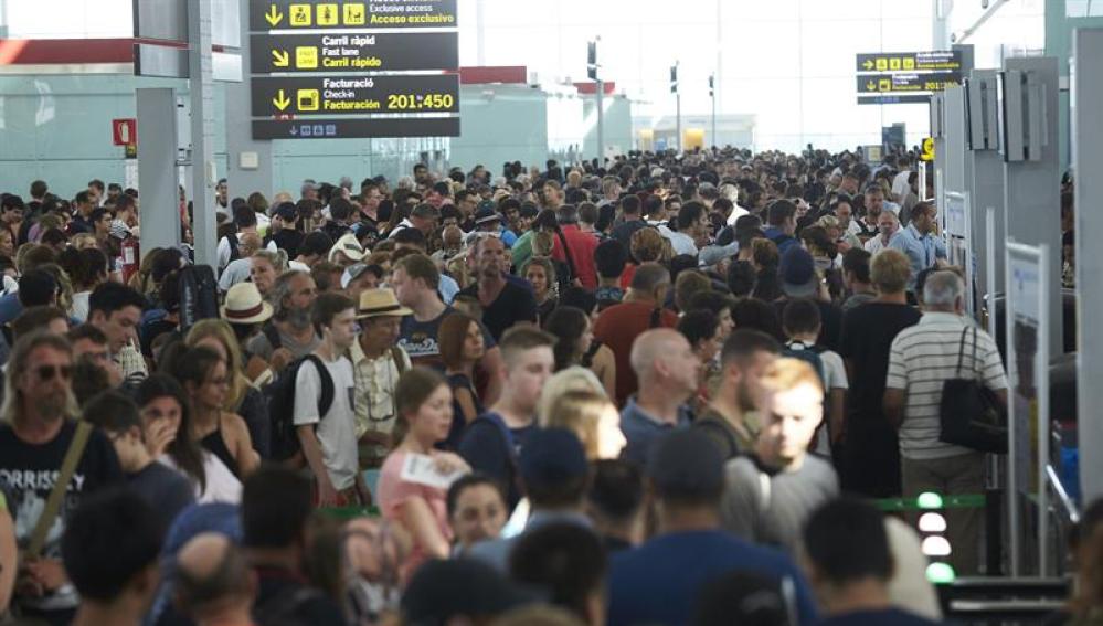 Colas para acceder al control de seguridad del Aeropuerto de Barcelona-El Prat