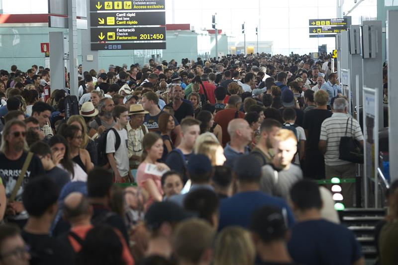 Colas de una hora y aglomeraciones de pasajeros en El Prat en el tercer día de huelga parcial Colas de una hora y aglomeraciones de pasajeros en El Prat en el tercer día de huelga parcial