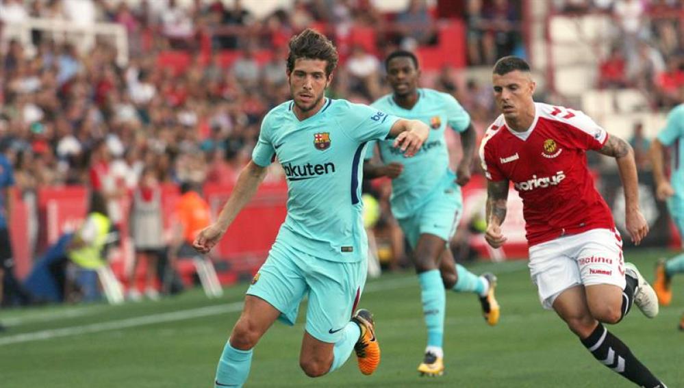 Sergi Roberto conduce el balón en el amistoso entre el Nàstic y el Barcelona