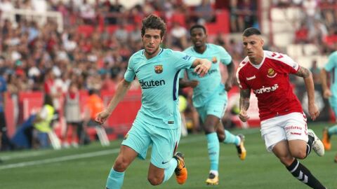 Sergi Roberto conduce el bal&oacute;n en el amistoso entre el N&agrave;stic y el Barcelona