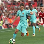 Sergi Roberto conduce el balón en el amistoso entre el Nàstic y el Barcelona