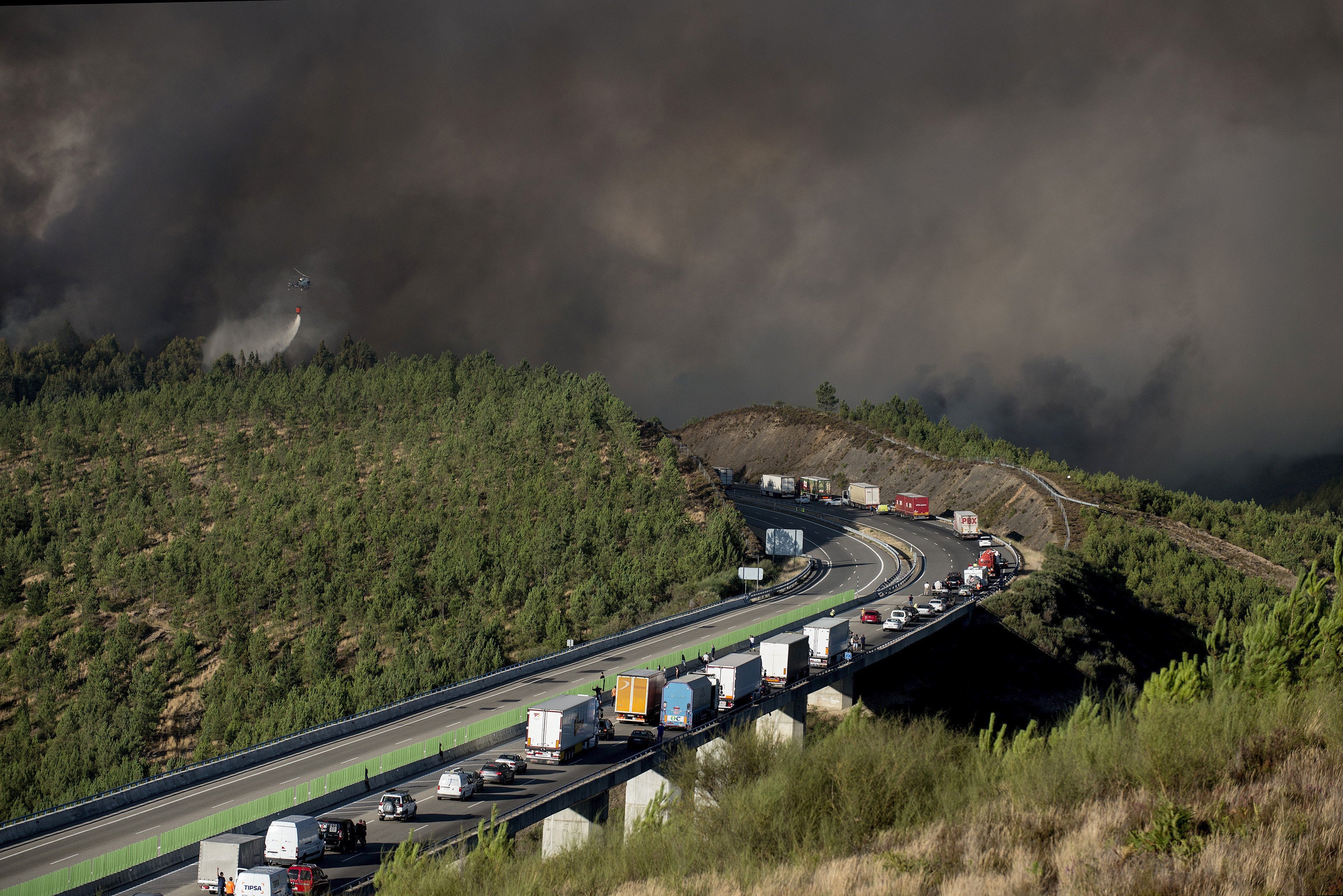 La Xunta de Galicia da por estabilizado el incendio de Verín La Xunta de Galicia da por estabilizado el incendio de Verín