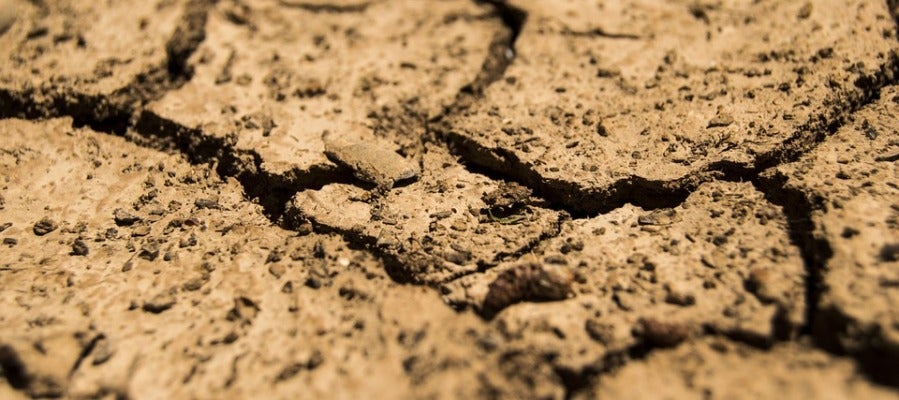 Tierra agrietada por la falta de agua Tierra agrietada por la falta de agua