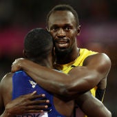 Gatlin abraza a Bolt tras la carrera