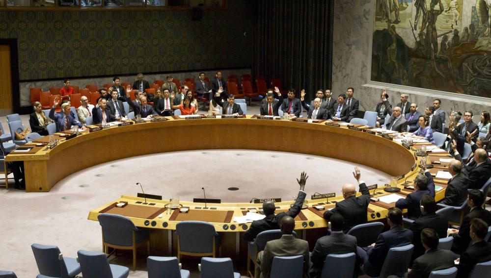 Los miembros del Consejo de Seguridad de la ONU votando