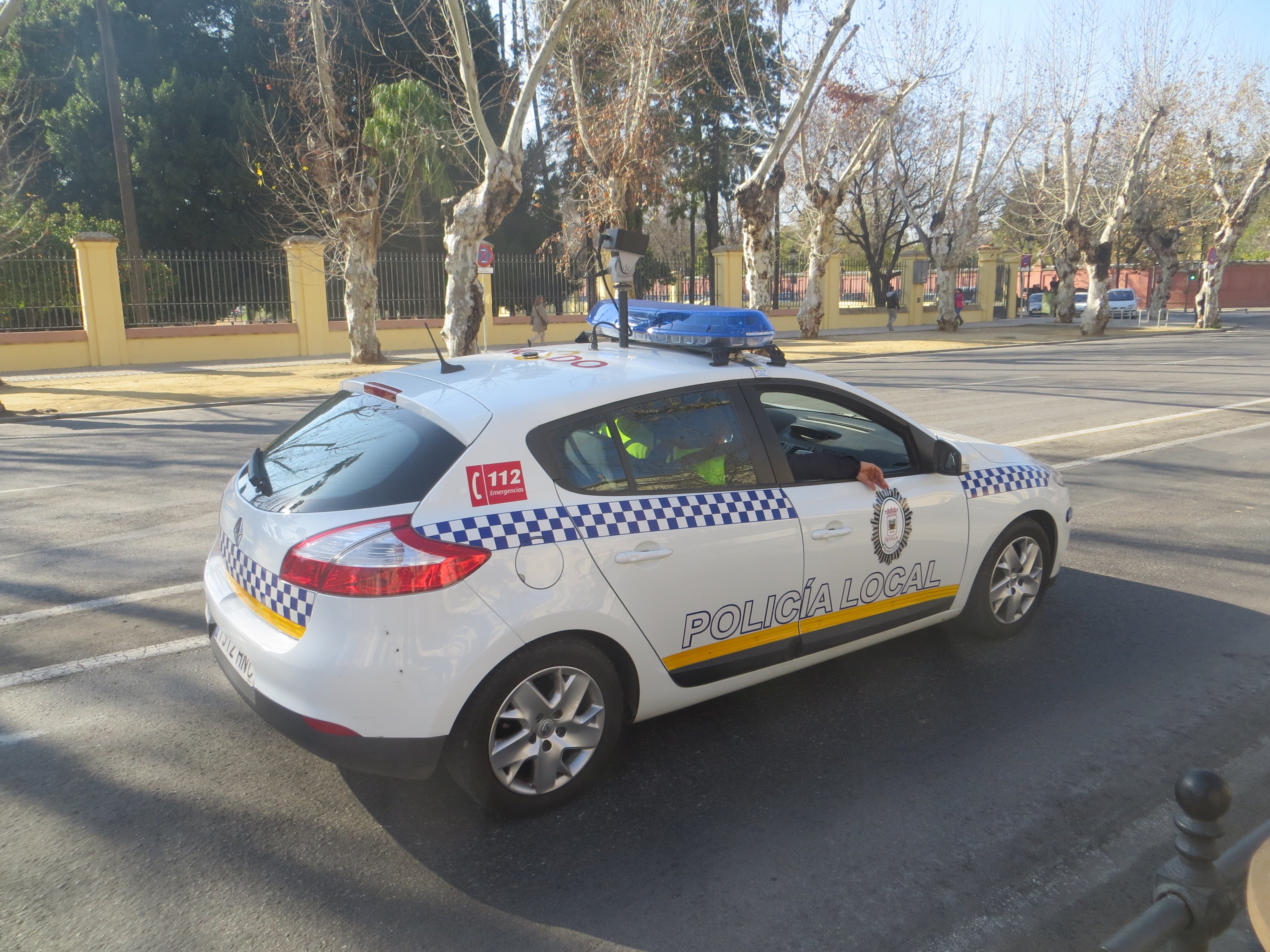 Muere un motorista al golpearse contra un semáforo tras atropellar a una mujer en Sevilla Muere un motorista al golpearse contra un semáforo tras atropellar a una mujer en Sevilla