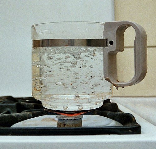 Muere una niña de ocho años después de que su primo le retase a beber agua hirviendo Muere una niña de ocho años después de que su primo le retase a beber agua hirviendo