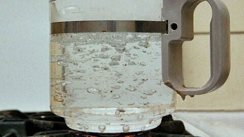 Agua hirviendo, imagen de archivo