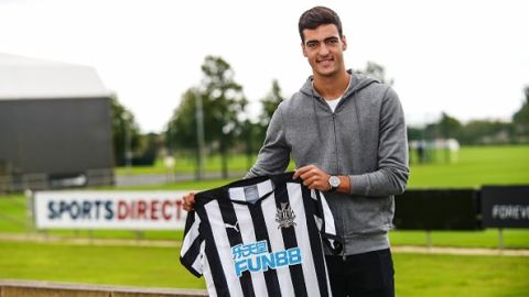 Mikel Merino posando con la camiseta del Newcastle