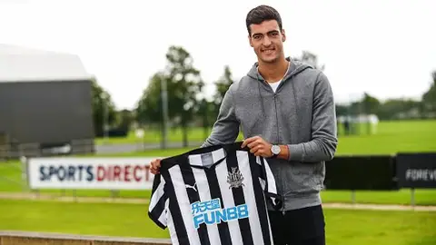 Mikel Merino posando con la camiseta del Newcastle Mikel Merino posando con la camiseta del Newcastle