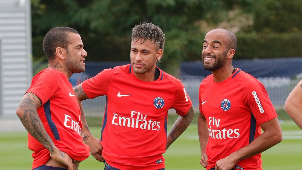 Dani Alves dice que Neymar le convenció a él para fichar por el PSG Dani Alves dice que Neymar le convenció a él para fichar por el PSG