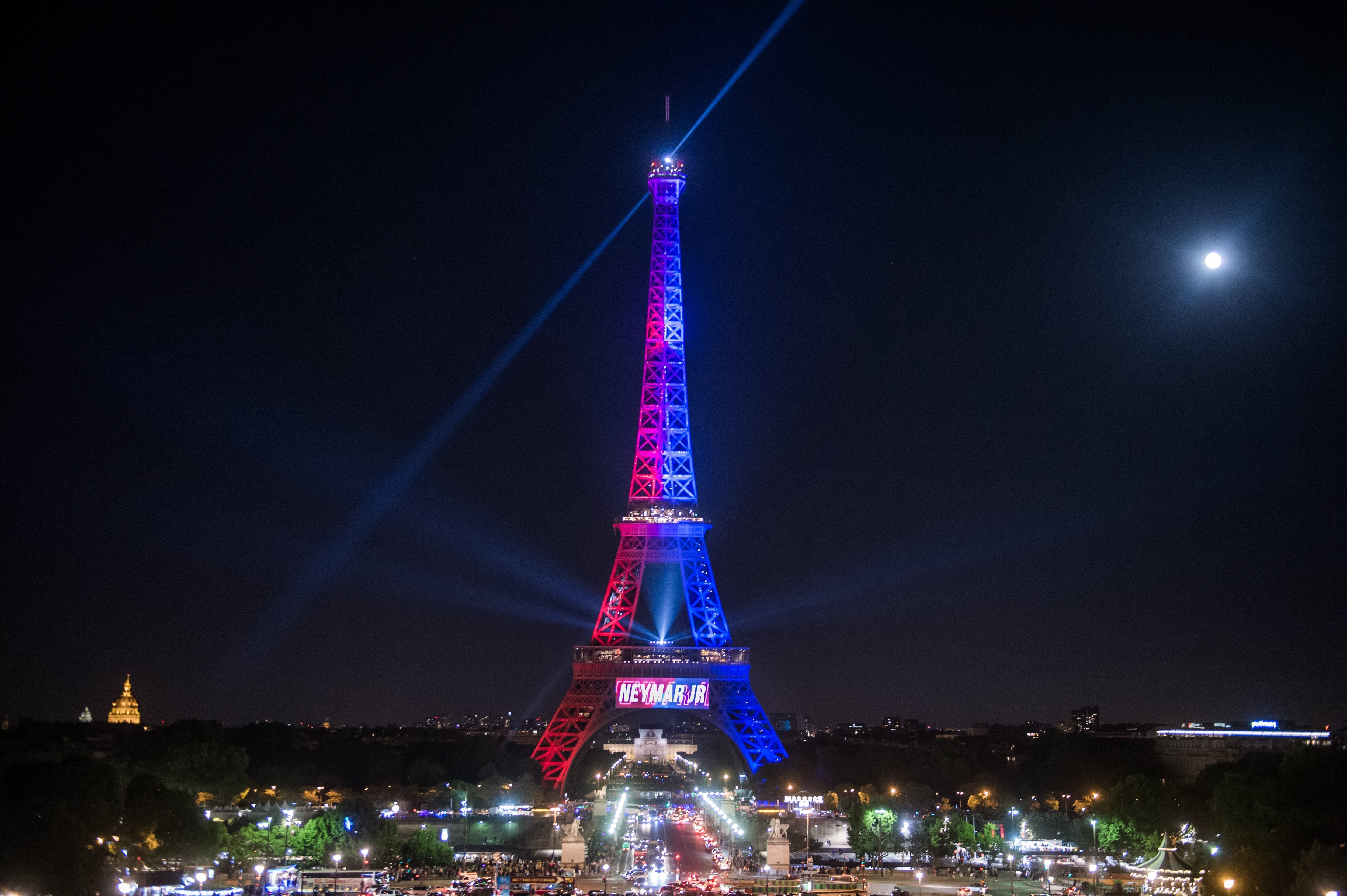 La Torre Eiffel también da la bienvenida a Neymar a París La Torre Eiffel también da la bienvenida a Neymar a París
