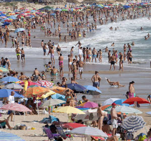 Miles de turistas visitan las playas españolas Miles de turistas visitan las playas españolas