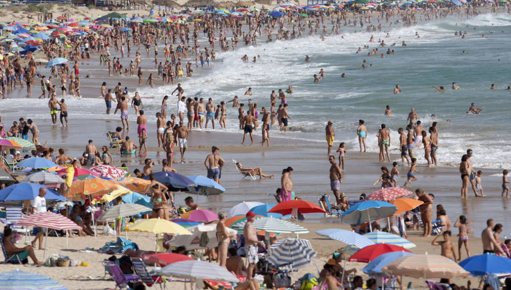 Miles de turistas visitan las playas españolas