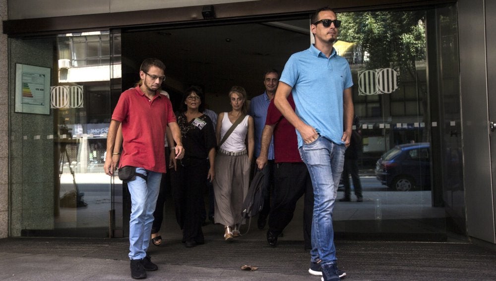  Miembros del comité de huelga de Eulen abandonan las dependencias del Departamento de Trabajo de la Generalitat