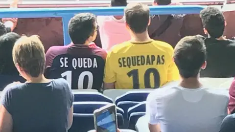 'Se queda', aficionados del PSG 'Se queda', aficionados del PSG