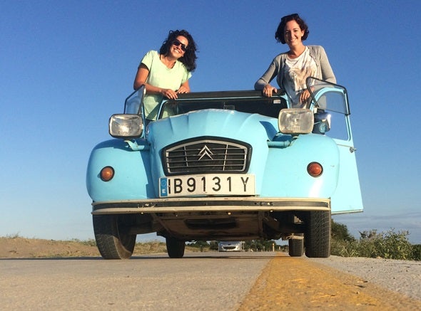 La historia de dos mujeres que están dando la vuelta al mundo en un dos caballos La historia de dos mujeres que están dando la vuelta al mundo en un dos caballos