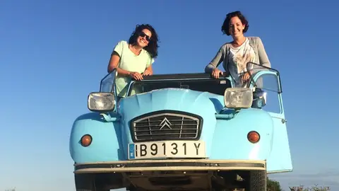 Dos mujeres en un dos caballos vuelta al mundo