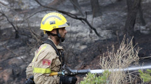 Incendio de Art&eacute;s obliga a desalojar a un centenar de personas